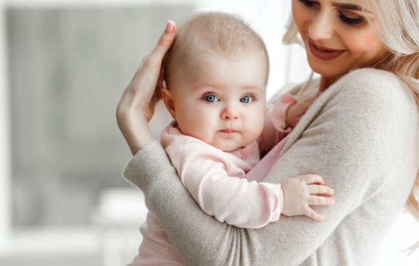 Суррогатная мать. Мать с ребенком. Шанс материнства. Женщина с младенцем. Мама с младенцем.