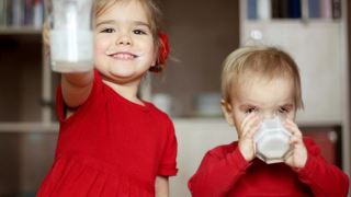 خطر چاقی در کودکانی که شیر پر چرب مصرف می کنند کمتر است!
