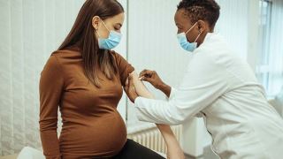 آیا زنان باردار و شیرده می توانند واکسن COVID-19 را دریافت کنند؟